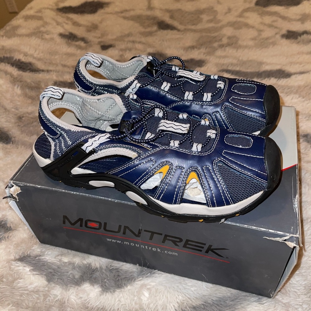 New in box Mountrek water shoes